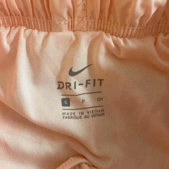 Nike woman shorts, worn once! In perfect condition - Picture 2 of 3
